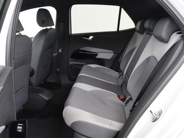 Volkswagen ID.3 First Plus 58 kWh | Stoel & stuurverwarming | Camera | Adaptive cruise | Sfeerverlichting | Carplay | Navigatie | Matrix LED | Parkeerhulp | Sfeerverlichting | Climate control