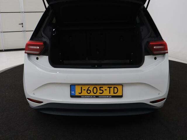 Volkswagen ID.3 First Plus 58 kWh | Stoel & stuurverwarming | Camera | Adaptive cruise | Sfeerverlichting | Carplay | Navigatie | Matrix LED | Parkeerhulp | Sfeerverlichting | Climate control
