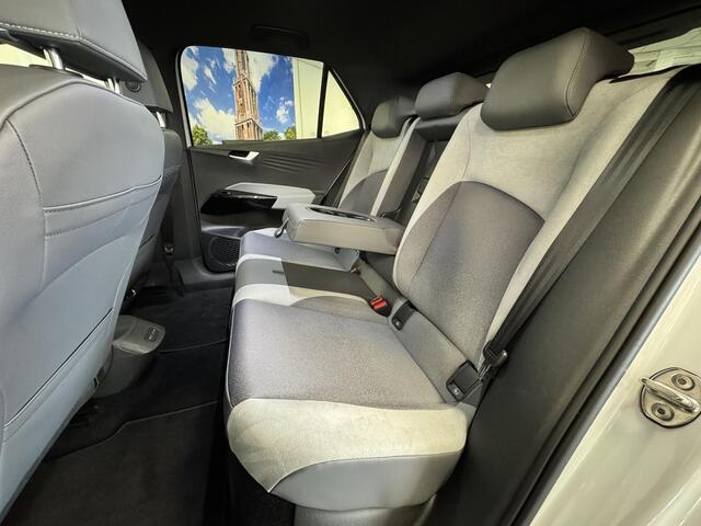 Volkswagen ID.3 First Plus 58 kWh | Carplay | Navigatie | 20" LM velgen | Camera