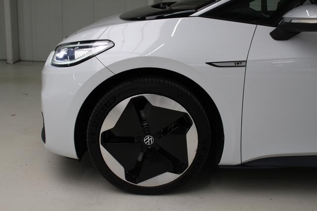 Volkswagen ID.3 First Max 58 kWh Panoramadak | Camera | El. stoelverstelling + massage | IQ-Light