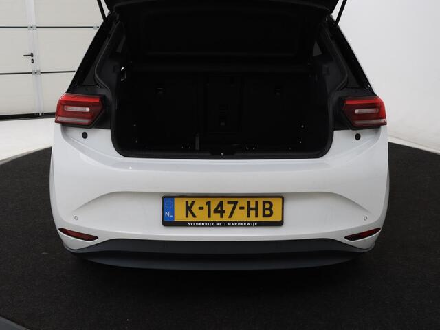 Volkswagen ID.3 First Plus 58 kWh | SOH 90% | Stoel & stuurverwarming | Camera | Adaptive cruise | Sfeerverlichting | Carplay | Navigatie | Keyless | Matrix LED