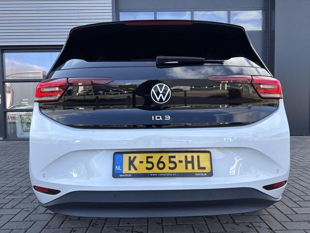 Volkswagen ID.3 First Plus 58 kWh ?SOH 92.7% ?Rijklaarprijs ?Matrix LED ?Full LED ?Alcantara ?Sfeerverlichting ?Navigatie ?Camera ?Lichtmetaal 19" ?Parkeersensoren
