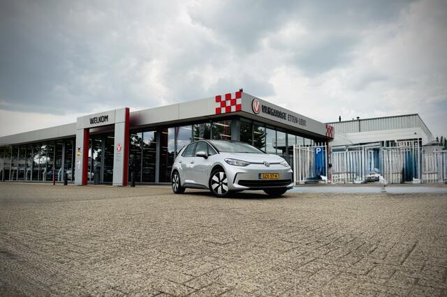 Volkswagen ID.3 Pure Oranje Edition 52 kWh | TREKHAAK | STOEL-STUURVERWARMING