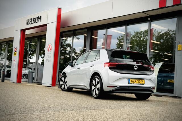 Volkswagen ID.3 Pure Oranje Edition 52 kWh | TREKHAAK | STOEL-STUURVERWARMING