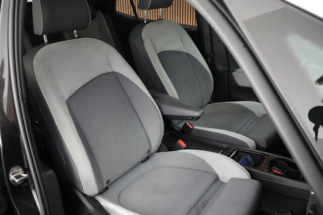 Volkswagen ID.3 First Max 204pk 58 kWh Trekhaak Panoramadak Matrix LED Camera Stoelverwarming Navigatie