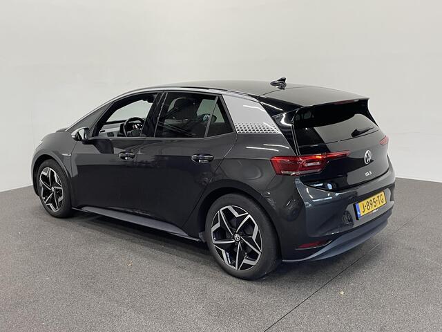 Volkswagen ID.3 First Plus 58 kWh Navigatie Apple Carplay/Android Auto Adaptive Cruise Control Camera Parkeersensoren Stoel- en stuurverwarming Lichtmetalen velgen Climate Control