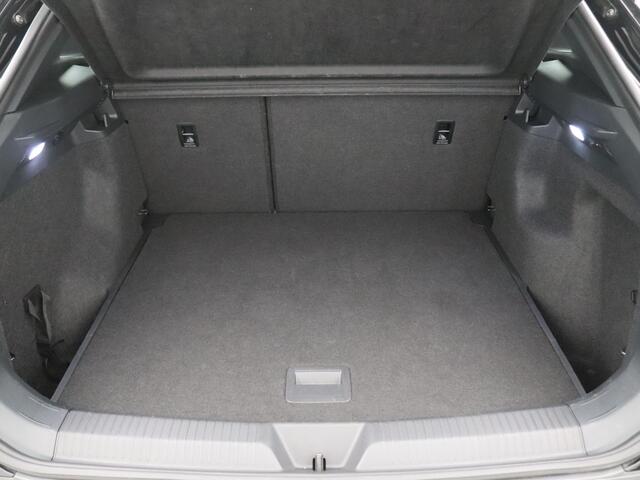 Volkswagen ID.4 Pro Advantage 77 kWh Warmtepomp, trekhaak, 360 gr. camera, side assist, easy open, stoel-stuurverwarming, achteruitrijcamera, alarm, 19'' lichtmetaal
