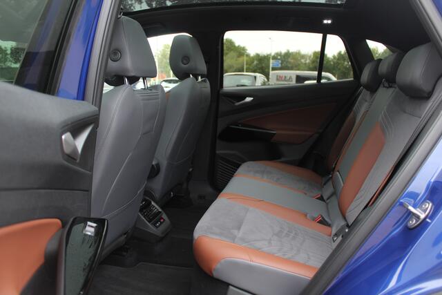 Volkswagen ID.4 First Max 77 kWh / Full option! / Panoramadak / Camera / Head-up / Keyless / 21'' / ACC / Dodehoek / Elektr. stoelen / Massage / Navigatie / Stuurverwarming