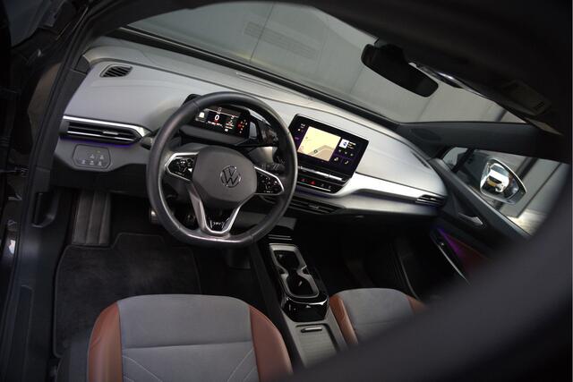Volkswagen ID.4 First 77 kWh | Stoelverwarming | Stuurverwarming | Trekhaak | Adaptive Cruise Control | Navigatie | Apple Carplay | Keyless | Camera | Parkersensoren |