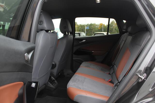 Volkswagen ID.4 First 77 kWh / Trekhaak / Camera / Apple CarPlay / DAB / 20'' / LED / Alcantara / Stoelverwarming / ACC