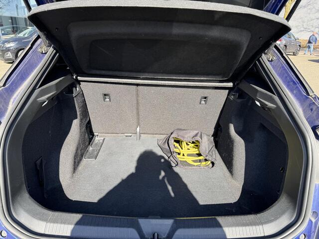 Volkswagen ID.4 City 52 kWh WARMTEPOMP| TREKHAAK | STOELVERWARMING + STUURVERWARMING|VOORRUIT VERWARMING| APPLE CARPLAY/ ANDROID AUTO| ADAPTIVE CRUISE CONTROL| RIJKLAARPRIJS. INCL 12 MND BOVAG GARANTIE