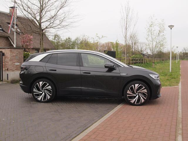 Volkswagen ID.4 First Max 77 kWh | Panoramadak | Heads-Up Display | 360 Camera | Trekhaak | Sfeerverlichting |