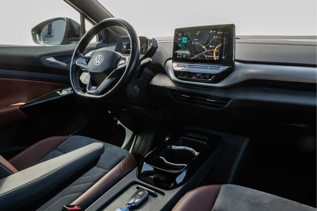 Volkswagen ID.4 First Pro 77 kWh SOH 89% Trekhaak/ Stoel-stuurverwarming/ Camera/ Navigatie/ Carplay/ Sfeerverlichting/ Full led/ 20" Lmv