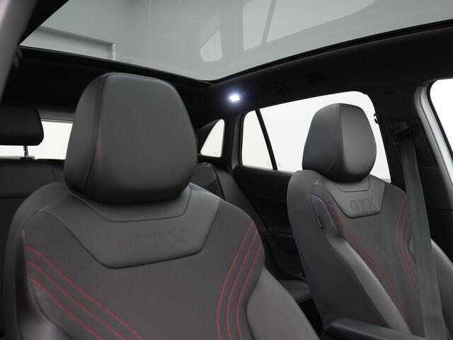 Volkswagen ID.4 GTX 4Motion 77 kWh 300pk Dealer O.H. | Trekhaak Af Fabriek | Panodak | Adaptive Cruise | Camera | IQ Light | Sportstoelen & Stuur Verwarmd | Keyless | Sfeerverlichting | Apple Carplay | Navigatie | DAB | 20"L.M |