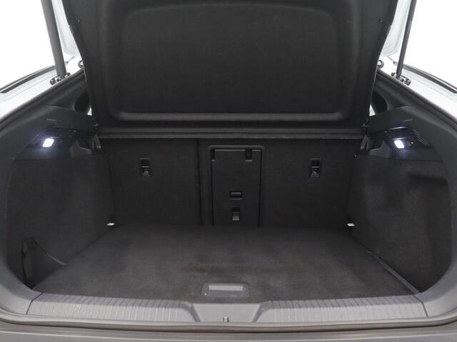 Volkswagen ID.5 Pro 77 kWh 204PK Aut. SOH 96,17%, Panoramadak, Trekhaak, 360gr. Camera, Head-Up Display, Elektr. Achterklep, 21" LM Velgen, Side Assist, Stoel-stuurverwarming