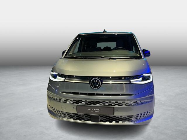 Volkswagen MULTIVAN Bedrijfswagens Bulli L2 1.5 Ehybrid 180kW 245 pk DSG 4 motion | Versterkte kunststof vloerbedekking in houtlook | Multifunctionele verschuifbare tafel in passagiersruimte | Navigatiesysteem '' Discover Pro'' | Privacy Plus glas (90%) vanaf B-stijl |