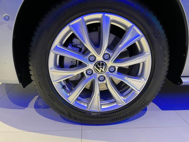 Volkswagen MULTIVAN Bedrijfswagens Bulli L2 1.5 Ehybrid 180kW 245 pk DSG 4 motion | Versterkte kunststof vloerbedekking in houtlook | Multifunctionele verschuifbare tafel in passagiersruimte | Navigatiesysteem '' Discover Pro'' | Privacy Plus glas (90%) vanaf B-stijl |