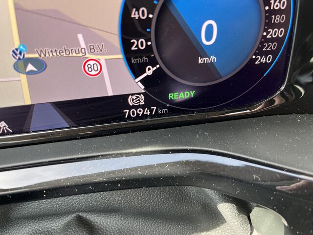 Volkswagen MULTIVAN 1.4 eHybrid L2H1 Style / 7 PERS./ AUTOMAAT/ TREKHAAK/ LEER/ HARMAN&KARDON/ CLIMA/ APP-CONNECT/ NAVI/ CRUISE/ STOELVERWARM./ DIGITAL DASH/ PARK. SENSOREN + CAMERA