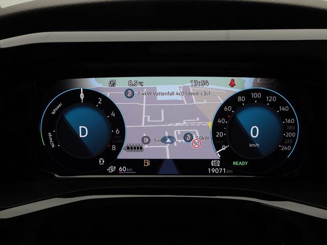 Volkswagen MULTIVAN 1.4 eHybrid 218 Pk Automaat L2H1 Style 7 Persoons | Panorama dak | Trekhaak | Stoelverwarming | Camera | CarPlay | Navigatie | 17 Inch | 19.071 Km !!