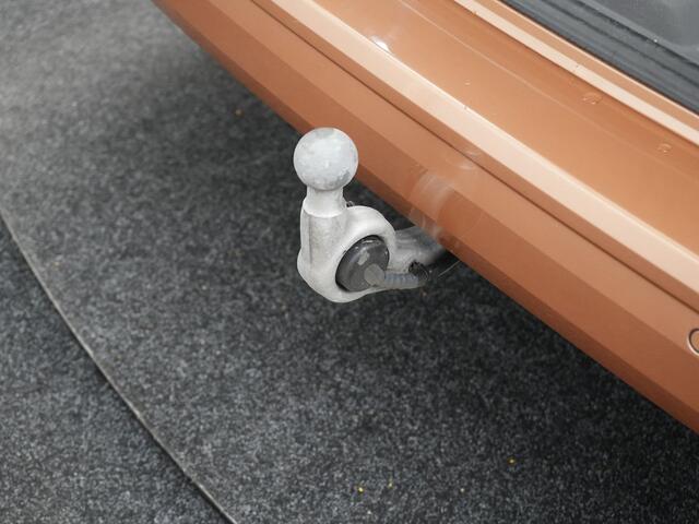 Volkswagen MULTIVAN 1.4 eHybrid L1H1 Style 7 Persoons PHEV 218pk | Trekhaak Af Fabriek | Panodak | Alcantara Sportstoelen & Stuur Verwarmd | Adaptive Cruise | Camera | IQ Light | Apple Carplay | Blis | Navigatie | DAB | Plug In Hybrid |