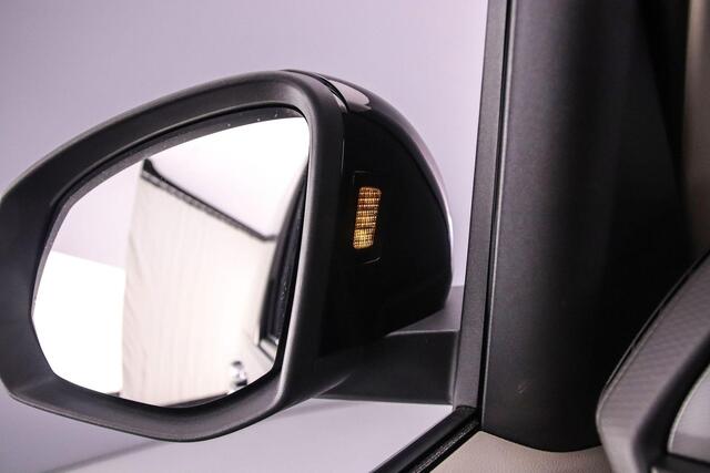 Volkswagen MULTIVAN 1.5 eHybrid L2 4Motion | incl. BTW/BPM ! | 7-zits | IQ Matrix LED Koplampen | Wegklapbare trekhaak | Travel Assist | Elec. achterklep | Multifunctionele tafel | Stoelverwarming