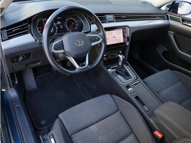 Volkswagen PASSAT Variant GTE 1.4 TSI PHEV Panodak | Camera | Elektriche kofferklep | Trekhaak | Adaptive Cruise | Getint Glas |
