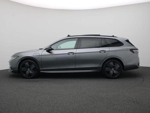 Volkswagen PASSAT Variant 1.5 eHybrid R-Line Edition 272PK DSG Matrix led, trekhaak, adaptive cruise, side assist, schuif-kanteldak, keyless, elek. bedienbare achterklep, stoelverwarming voor & achter, stuurwielverwarming, 19" lichtmetaal