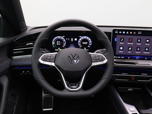 Volkswagen PASSAT Variant 1.5 eHybrid R-Line Edition 272PK DSG Matrix led, trekhaak, adaptive cruise, side assist, schuif-kanteldak, keyless, elek. bedienbare achterklep, stoelverwarming voor & achter, stuurwielverwarming, 19" lichtmetaal