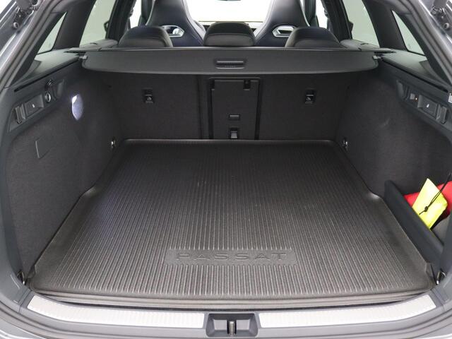 Volkswagen PASSAT Variant 1.5 eHybrid R-Line Edition 272PK DSG Matrix led, trekhaak, adaptive cruise, side assist, schuif-kanteldak, keyless, elek. bedienbare achterklep, stoelverwarming voor & achter, stuurwielverwarming, 19" lichtmetaal