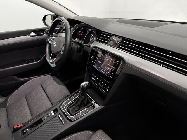 Volkswagen PASSAT 1.5 TSI Business Clima, Parkeersensoren, Navi, Keyless start, Stoelverwarming, Cruise control, A start stop