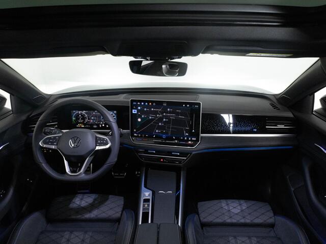 Volkswagen PASSAT Variant R-Line 1.5 eHybrid 272 PK DSG | LED Matrix IQ | Panoramadak | Head-Up | Trekhaak | Harma/Kardon |