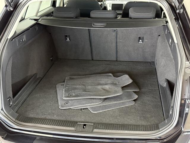 Volkswagen PASSAT Variant 1.6 TDI Business Edition/ D-Riem verv: 206.000 KM!/ Trekhaak/ Camera/ LED Koplampen/ Apple + Android/ Groot Navi/ 17'' LMV/ Navi/ Clima/ Cruise/ Bluetooth/ Multi. LEDER. Stuur/ Mistl./ PDC V+A/ Dakrails.