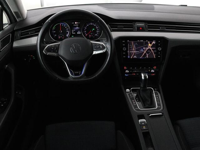 Volkswagen PASSAT 1.4 TSI PHEV GTE | Adaptive cruise | Trekhaak wegklapbaar | Stoelverwarming | Navigatie | Full LED