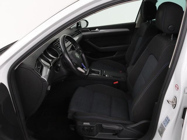 Volkswagen PASSAT 1.4 TSI PHEV GTE | Adaptive cruise | Trekhaak wegklapbaar | Stoelverwarming | Navigatie | Full LED