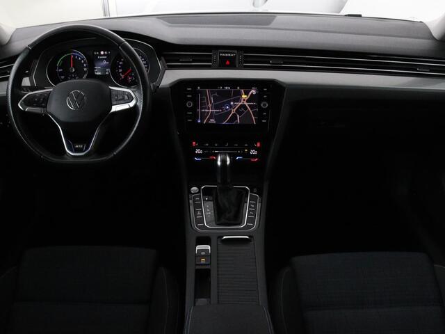 Volkswagen PASSAT 1.4 TSI PHEV GTE | Adaptive cruise | Trekhaak wegklapbaar | Stoelverwarming | Navigatie | Full LED