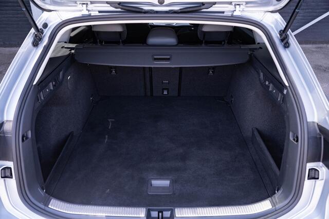 Volkswagen PASSAT Variant 1.5 eTSI 150 pk Aut. Business Camera Trekhaak Massage Stoel verwarming/ventilatie IQ drive Leder/alcantara sportstoelen