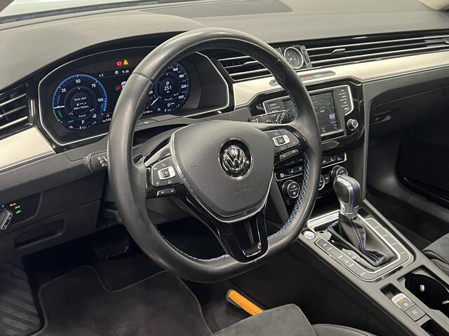 Volkswagen PASSAT Variant 1.4 TSI GTE Connected Series Plus | NAVIGATIE | TREKHAAK | SCHUIF-/KANTELDAK | STOELVERWARMING |