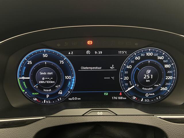 Volkswagen PASSAT Variant 1.4 TSI GTE Connected Series Plus | NAVIGATIE | TREKHAAK | SCHUIF-/KANTELDAK | STOELVERWARMING |