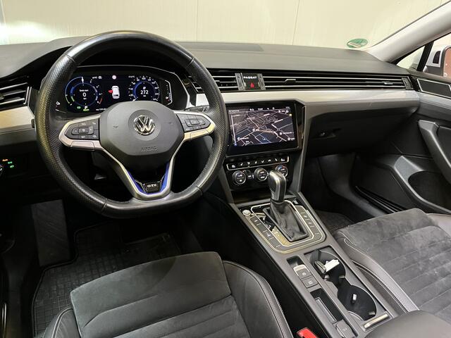 Volkswagen PASSAT Variant 1.4 TSI PHEV GTE Business / AUTOMAAT/ 218 PK/ PANO/ TREKHAAK/ CAMERA/ PARK. SENSOREN V+A/ STOEL VERWARM./ MASSAGE FUNCTIE/ APP-CONNECT/ DODE HOEK/ KEYLESS/ NAVI/ DAB/ ACC/ CLIMA/ LED/ 17'' LMV