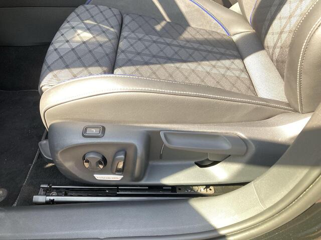 Volkswagen PASSAT Variant 1.5 eHybrid 272pk DSG R-Line Edition · Navigatie · Parkeersensoren · Panoramadak · Garantie t/m 30-07-2029 of 100.000km