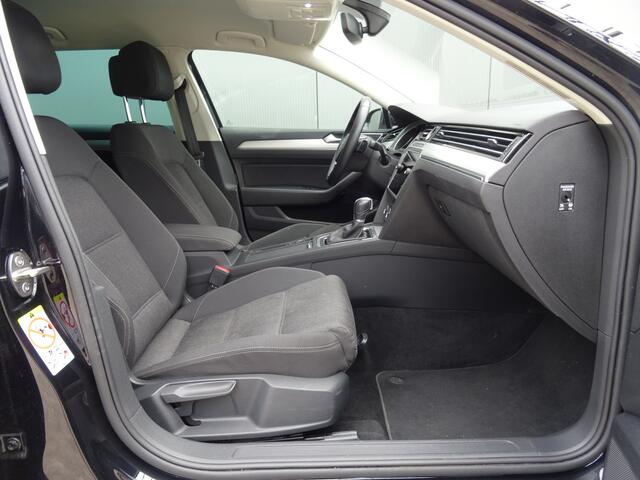 Volkswagen PASSAT Variant 1.5 TSI Highline * 4 SEIZOENSBANDEN * TREKHAAK !!