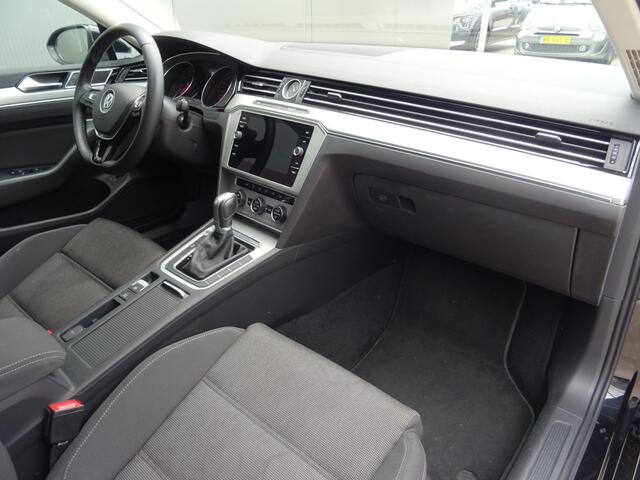 Volkswagen PASSAT Variant 1.5 TSI Highline * 4 SEIZOENSBANDEN * TREKHAAK !!