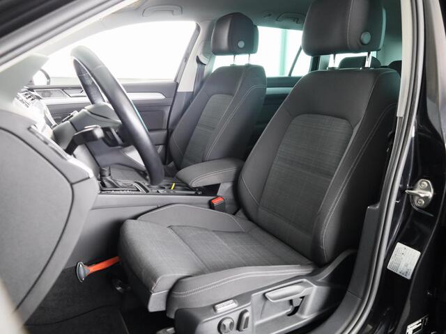 Volkswagen PASSAT Variant 1.5 TSI Comfort Business 150 PK | Automaat ( DSG) | Navigatie | Wegklapbare trekhaak | Extra getint glas