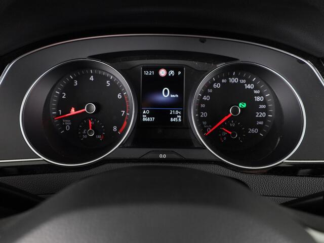 Volkswagen PASSAT Variant 1.5 TSI Comfort Business 150 PK | Automaat ( DSG) | Navigatie | Wegklapbare trekhaak | Extra getint glas