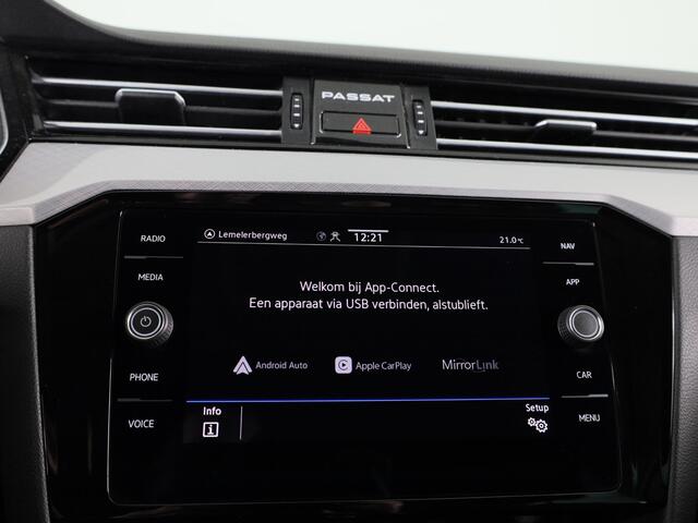 Volkswagen PASSAT Variant 1.5 TSI Comfort Business 150 PK | Automaat ( DSG) | Navigatie | Wegklapbare trekhaak | Extra getint glas