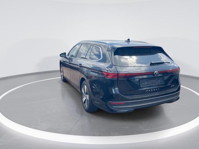 Volkswagen PASSAT Variant Business 1.5 110kW/150PK eTSI 7-DSG · Navigatie · Camera + Parkeersensoren · Stoelverwarming · Trekhaak ·