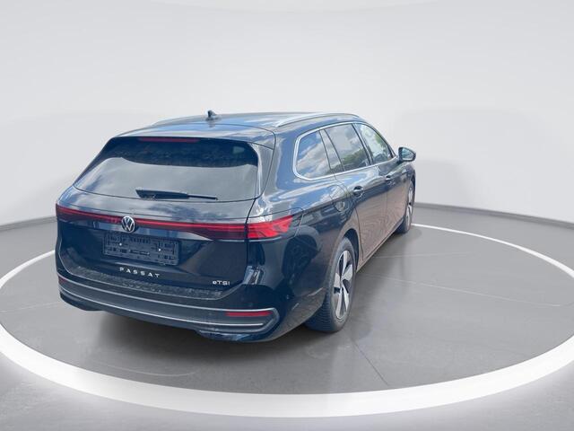 Volkswagen PASSAT Variant Business 1.5 110kW/150PK eTSI 7-DSG · Navigatie · Camera + Parkeersensoren · Stoelverwarming · Trekhaak ·