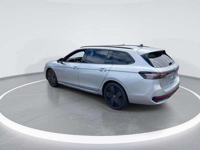 Volkswagen PASSAT Variant 1.5eHybrid 200kW/272PK R-Line DSG · Panoramadak · Trekhaak · 360°Camera + Parkeersensoren · Garantie tot augustus 2029 of 100000km.