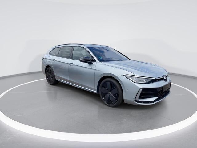 Volkswagen PASSAT Variant 1.5eHybrid 200kW/272PK R-Line DSG · Panoramadak · Trekhaak · 360°Camera + Parkeersensoren · Garantie tot augustus 2029 of 100000km.