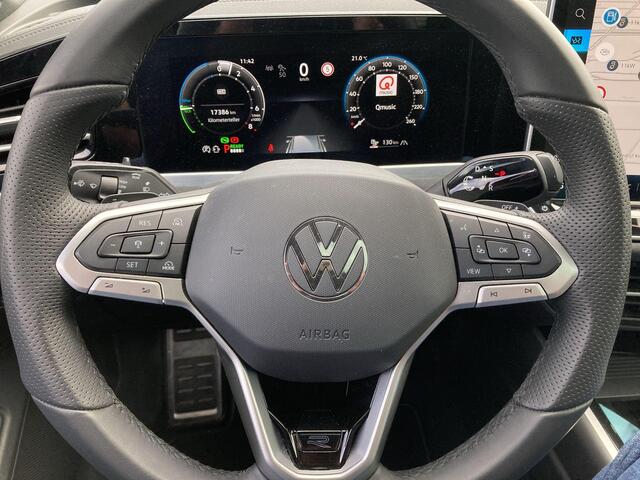 Volkswagen PASSAT Variant 1.5eHybrid 200kW/272PK R-Line DSG · Panoramadak · Trekhaak · 360°Camera + Parkeersensoren · Garantie tot augustus 2029 of 100000km.